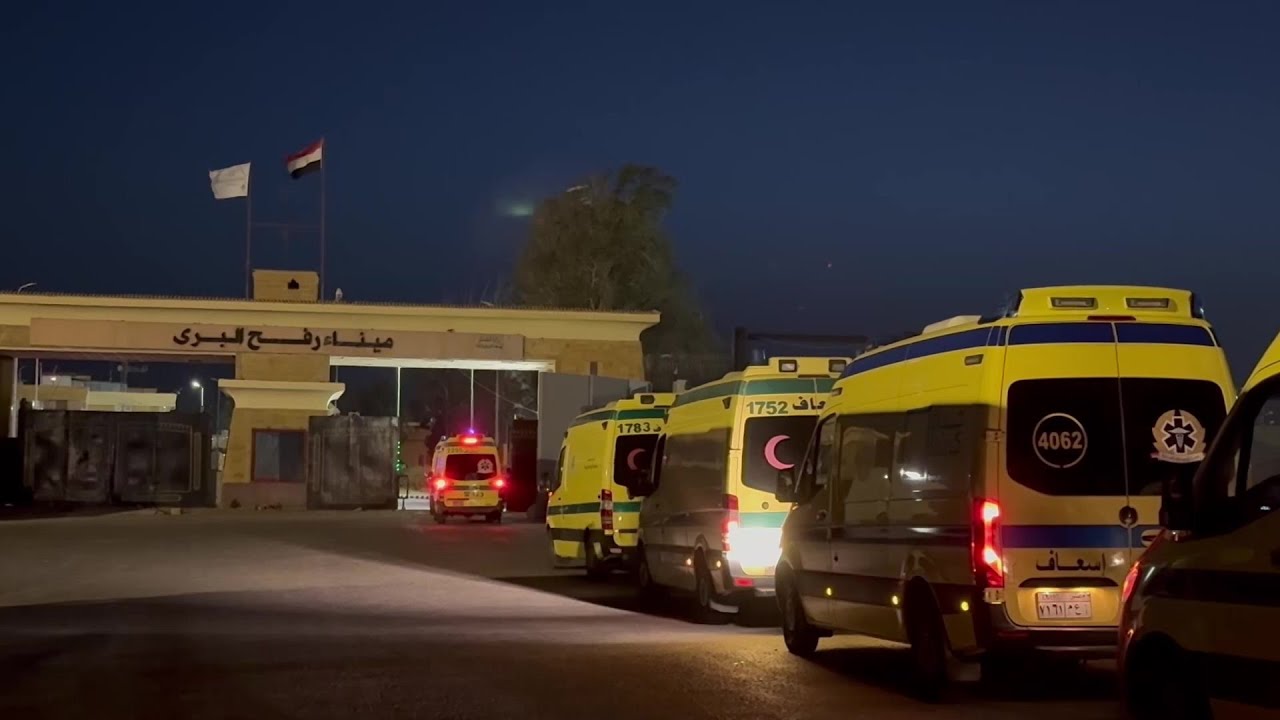 Passagem de fronteira de Rafah reabre para um pequeno número de pessoas | AFP
