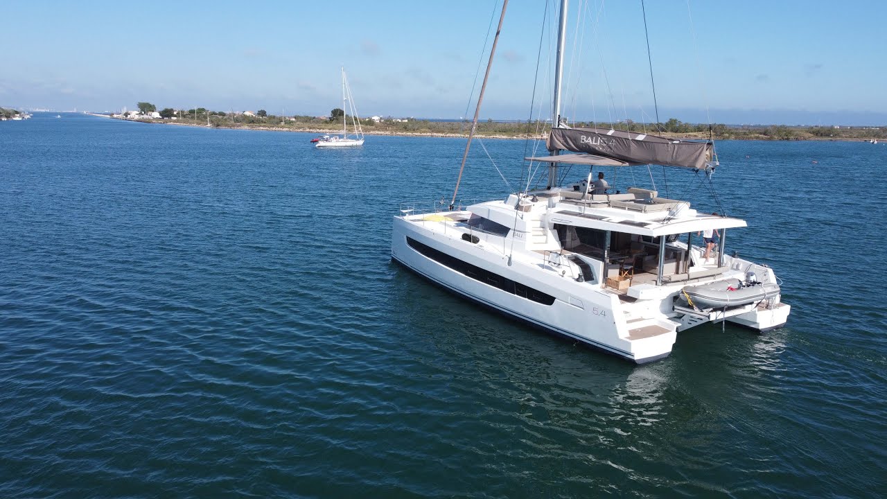 Mise à l'eau d'un catamaran Bali 5.4 en vente à Port Navy Service 🤩👌