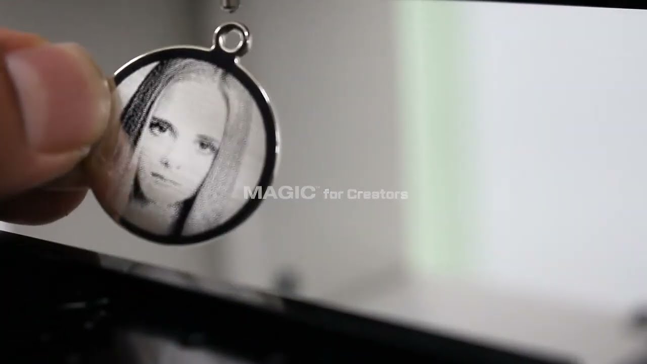 Magic E7: Engrave photo on pendant