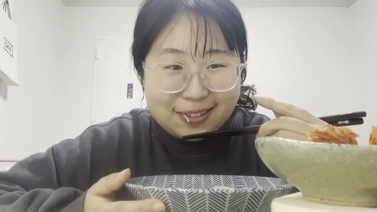 25살 백수, 남들 출근할 때 잔치국수 먹기