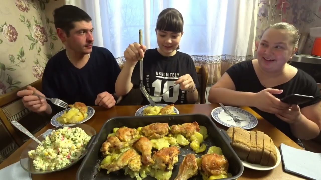 мукбанг/ курица с картошкой и крабовый салат/сами жрëм, а детям не даëм(название для хейтеров)