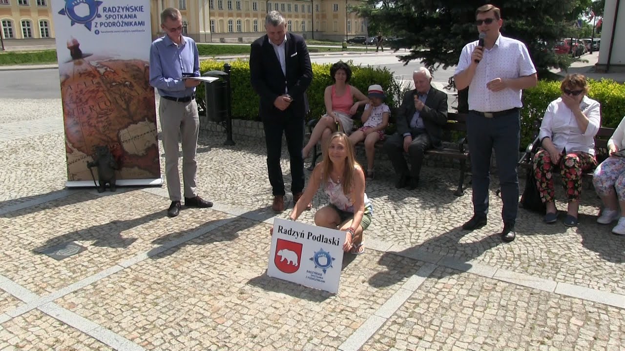 Beata Pawlikowska  odsłoniła swoją tabliczkę na Skwerze Podróżników w Radzyniu Podlaskim