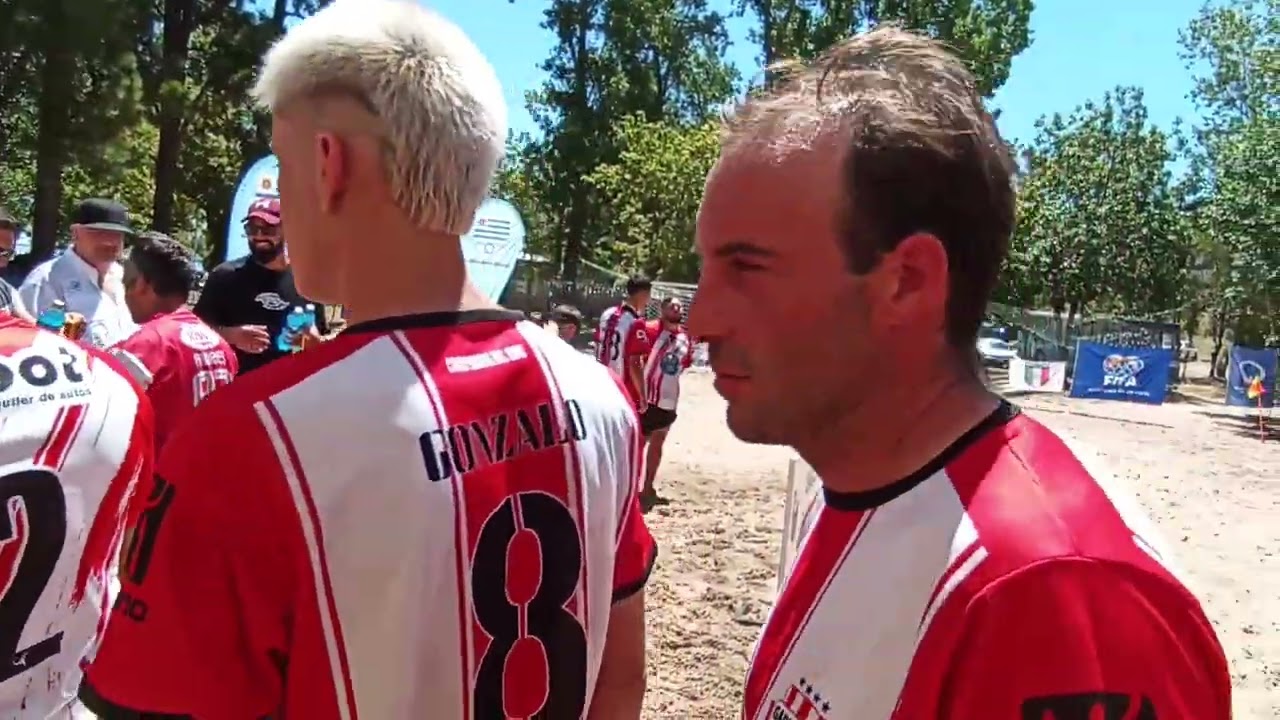 Se hacía la entrega de premio al equipo de monero de paysandú y al equipo de garufa 