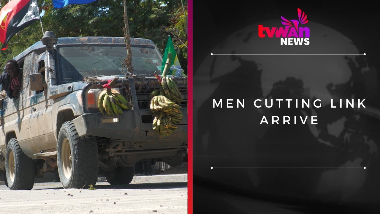 Men cutting link arrive