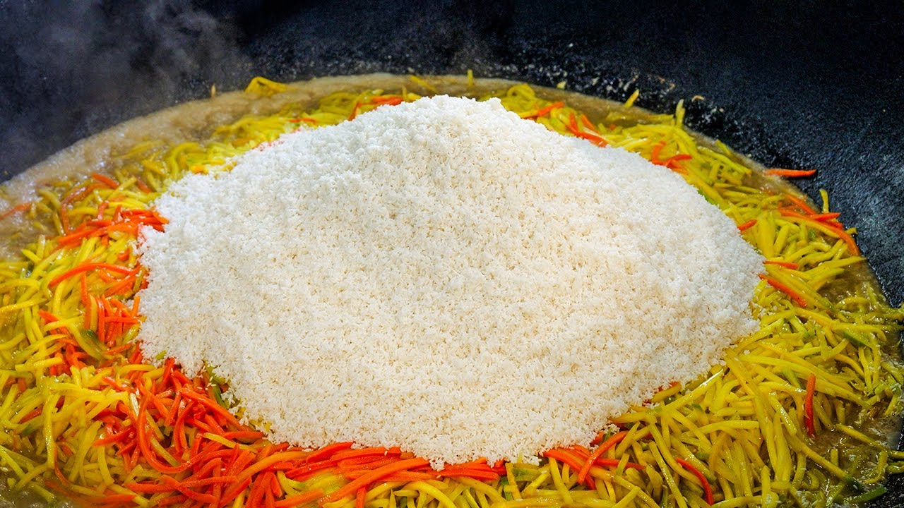 【中国新疆美食攻略】这饭一天卖一吨，好吃到我原地晕碳。