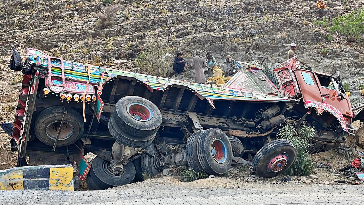 Unbelievable Repair! Mountain-Crashed10-Wheeler Back on the Road 😱