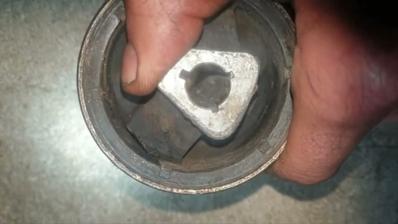 PRZEZ TĄ TULEJĘ WAHACZA BIJĄ TARCZE HAMULCOWE. MECHANIZM BICIA KIEROWNICY PRZY HAMOWANIU BMW