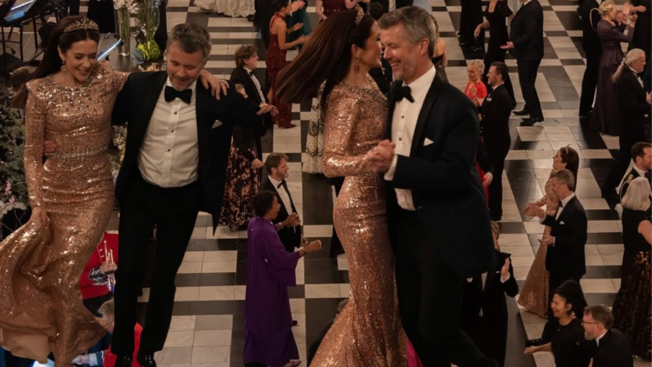 Rei Frederico X e Rainha Mary felizes e descontraídos numa dança única após o jantar de gala.
