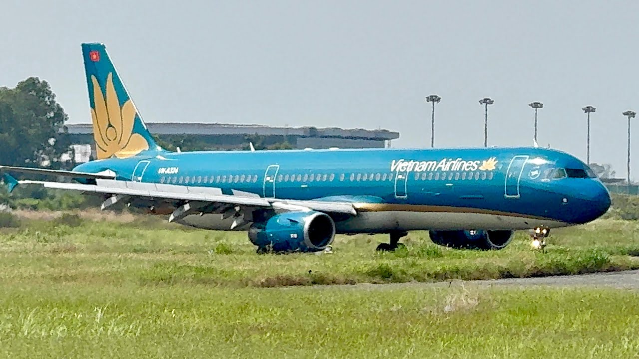 AIRBUS (A321-231/VN-A324) VIETNAM AIRLINES hạ cánh và lăn bánh tại sân bay Cần Thơ.