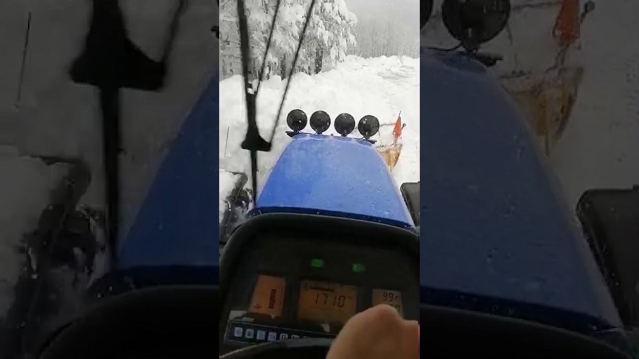 Spazzaneve in azione a Passo del Lupo. Appennino Modenese. 8 Dicembre 2020