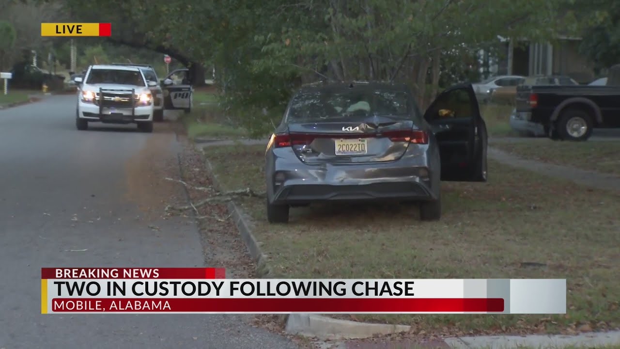 Mobile police chase leads to 2 people in custody