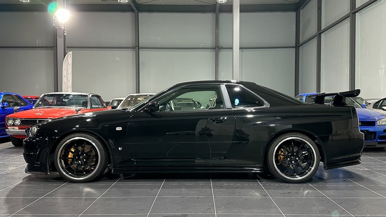 Nissan Skyline R34 GT-R / Nissan Skyline R34 GT-R