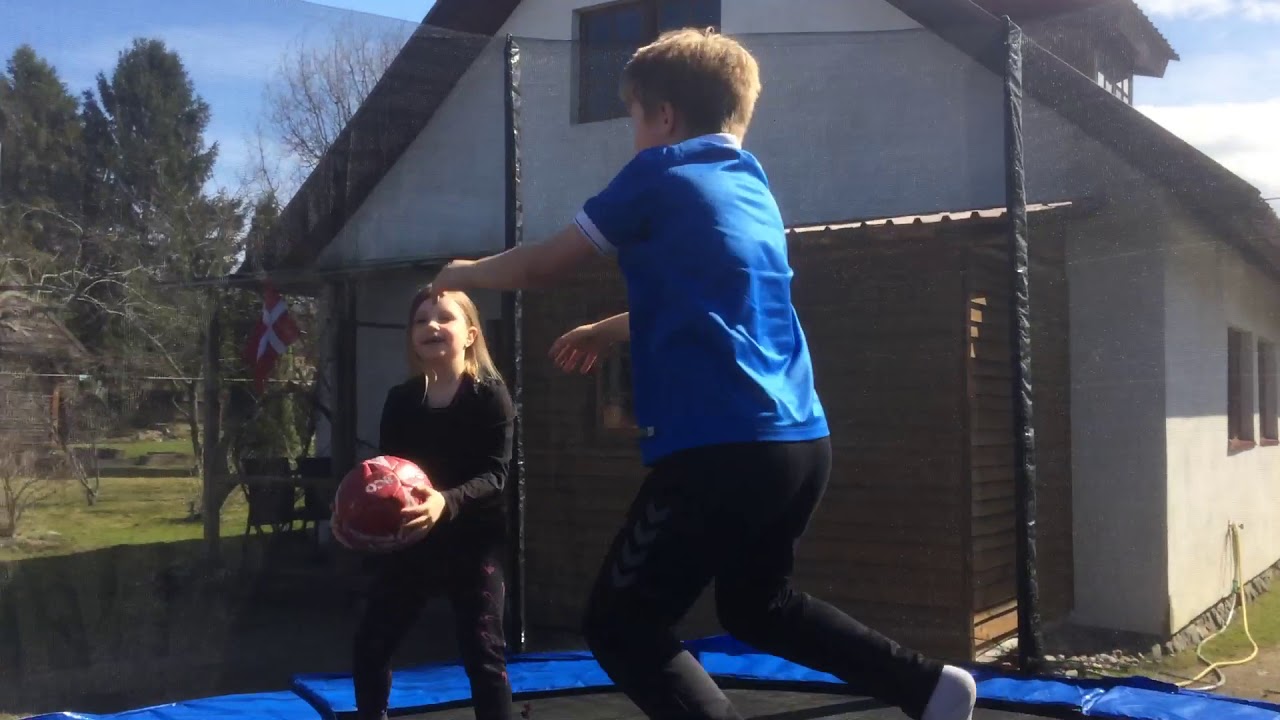 Stikbold på trampolin med Selma (hun smadrede mig)