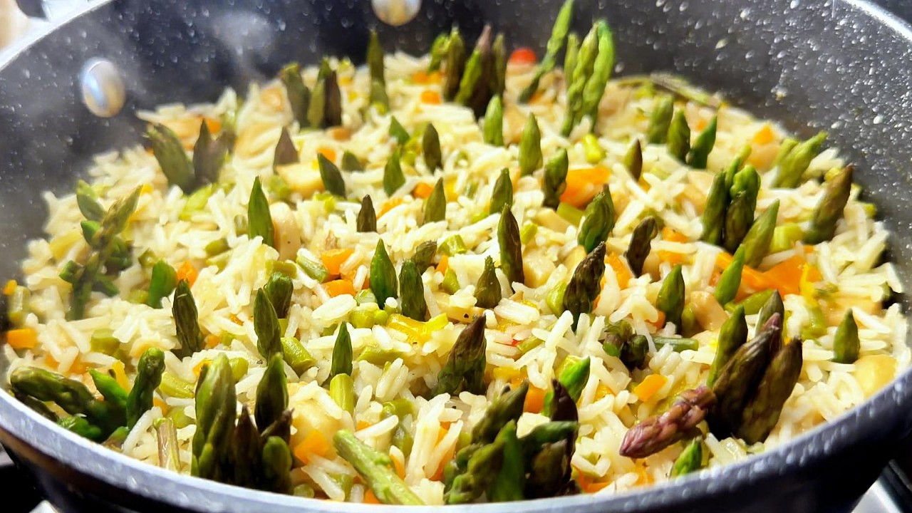Рис, приготовленный на пару со спаржей! Простое и вкусное весеннее блюдо.