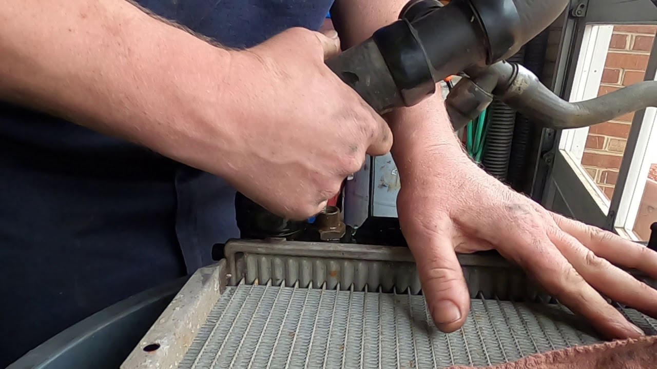 Ford Expedition/Lincoln Navigator Lower Radiator Hose Removal