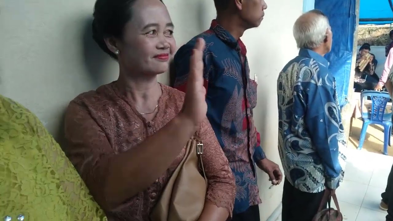 KESERUAN IRINGAN MUSIK BAMBU SEMUA KELUARGA MENYAKSIKAN DENGAN PENUH DAMAI DAN SUKACITA.
