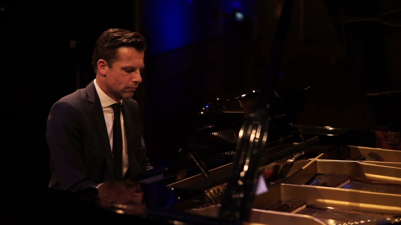 Family - Dustin O'Halloran (piano version)