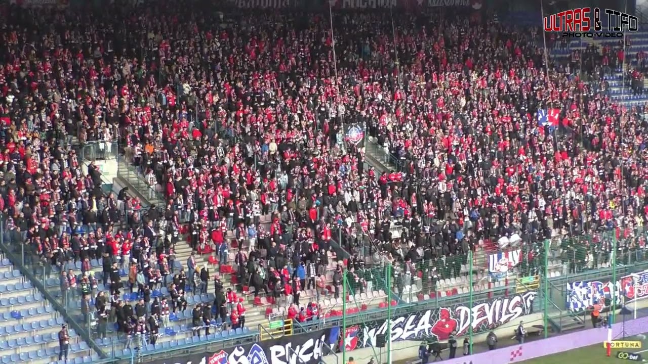 PL: Wisła Kraków - Polonia Warszawa [kibice Wisły]. 2023-12-17