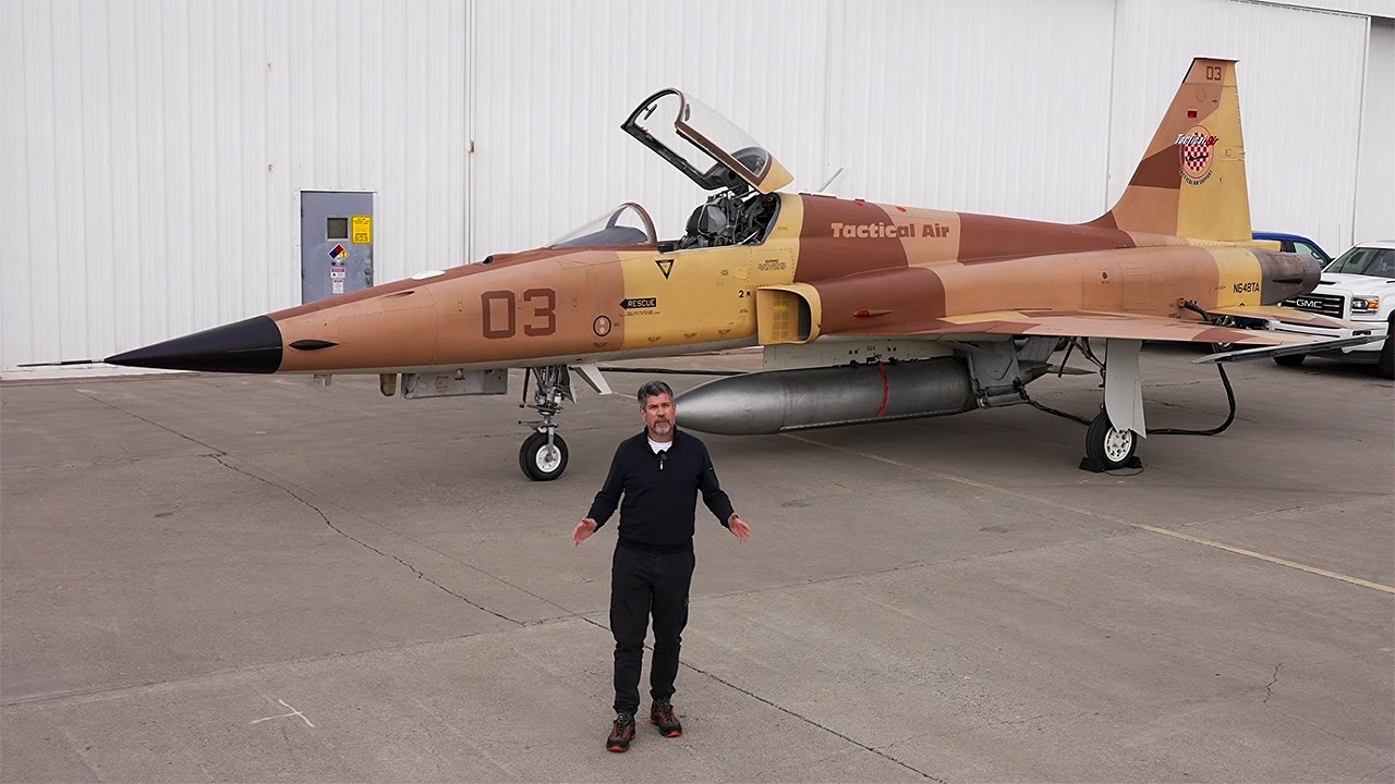 Частные истребители F-5 противостоят пилотам истребителей ВМС.