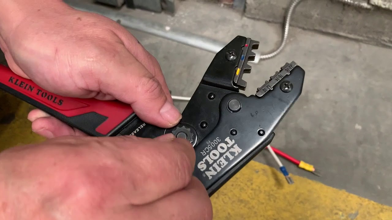 Pinza ponchadora para terminales con aislamiento 10-22 AWG. Mod. 3005CR