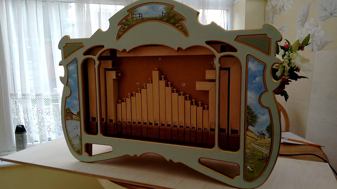 Midi 25 note busker organ plays Savoy American Medley
