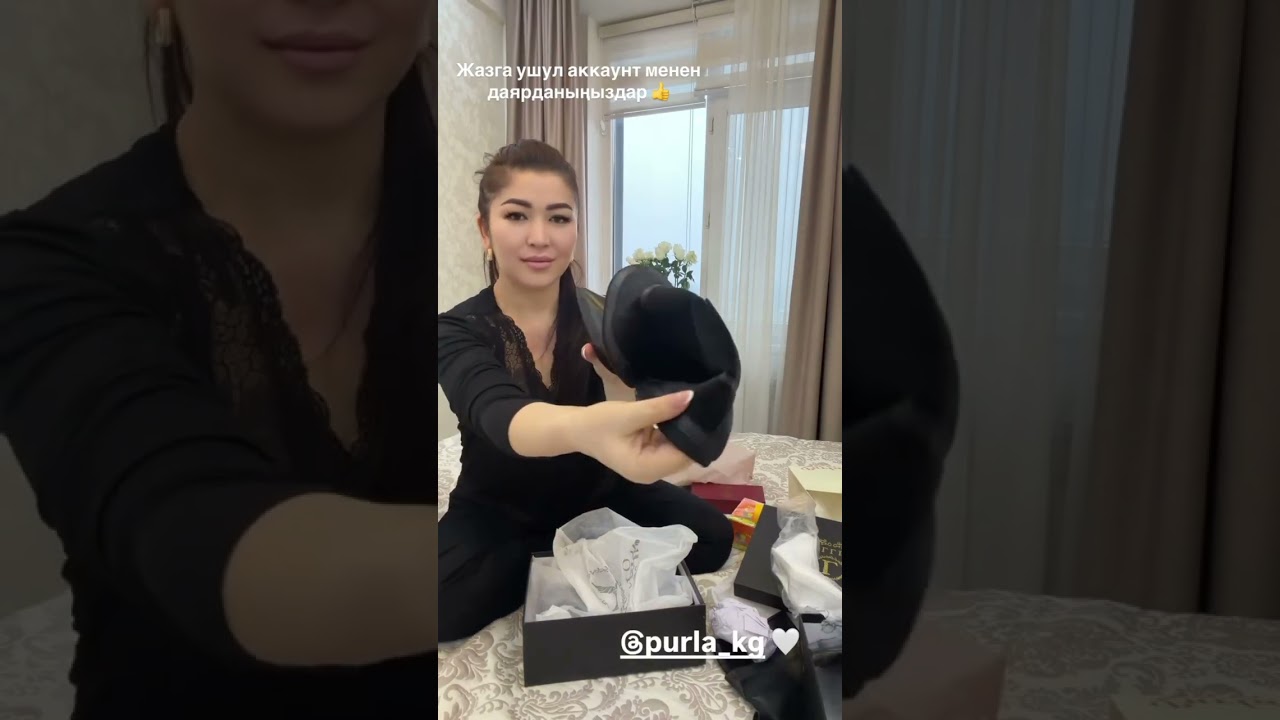 Unpacking Гулназ Чыныбек кызына келген белектерге.