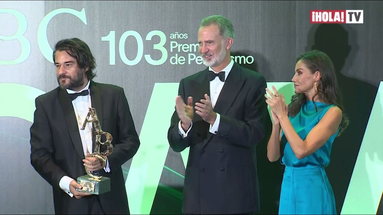 Las miradas cómplices de los reyes de España en los premios ABC Mariano de Cavia 2023 | ¡HOLA! TV