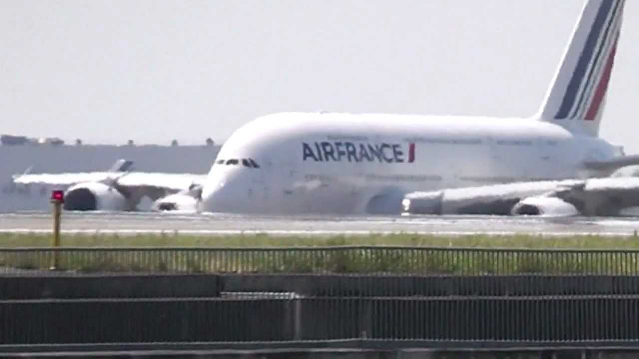 Décollage et atterrissage d'un Airbus A380-800 Air France à l'aéroport Roissy Charles de Gaulle.