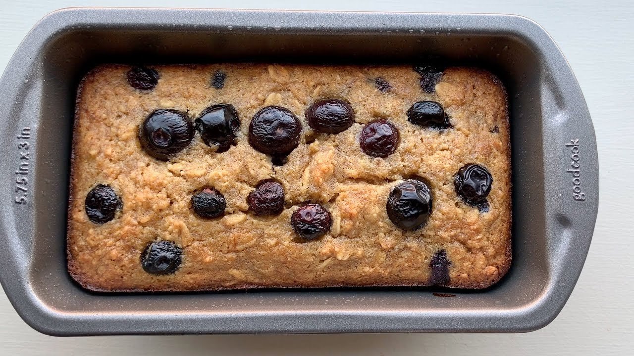 Take oats, banana, blueberries I just mix everything and in 5 minutes it's a healthy dessert!