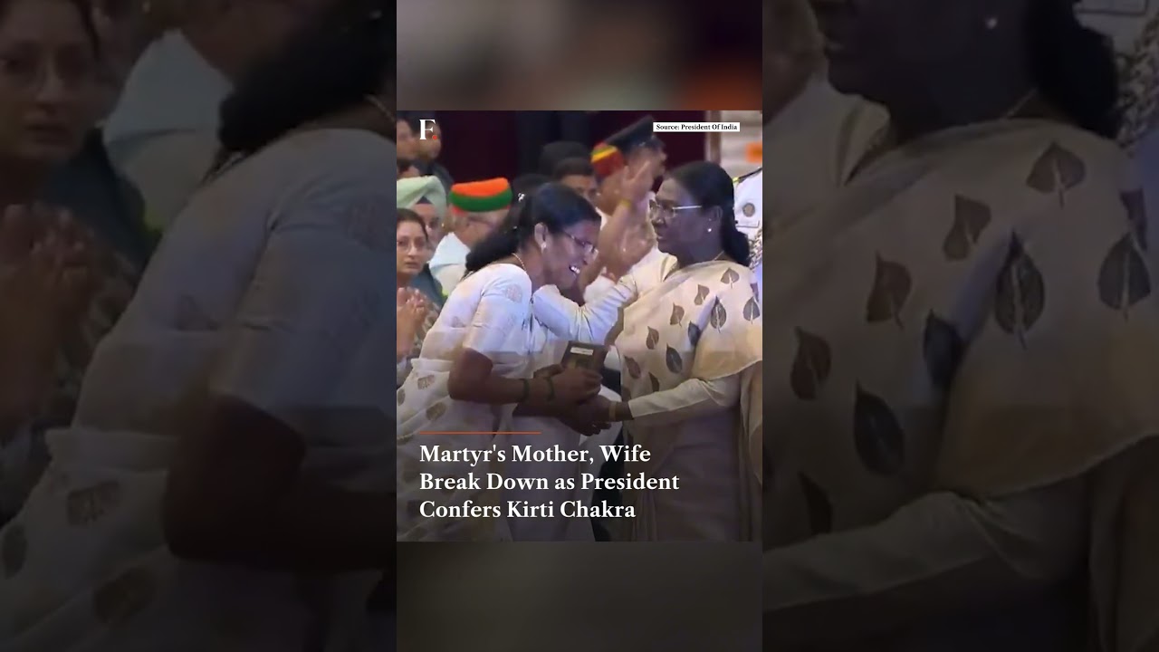 Martyr's Mother, Wife Break Down During Kirti Chakra Ceremony | Firstpost News | N18G
