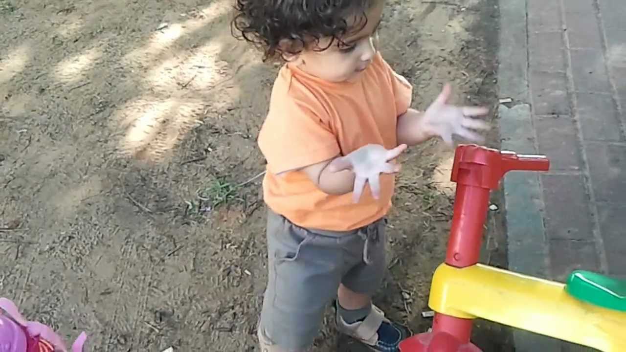 תינוקות מצחיקים-אורי יוסף מדבר לתלת אופן2