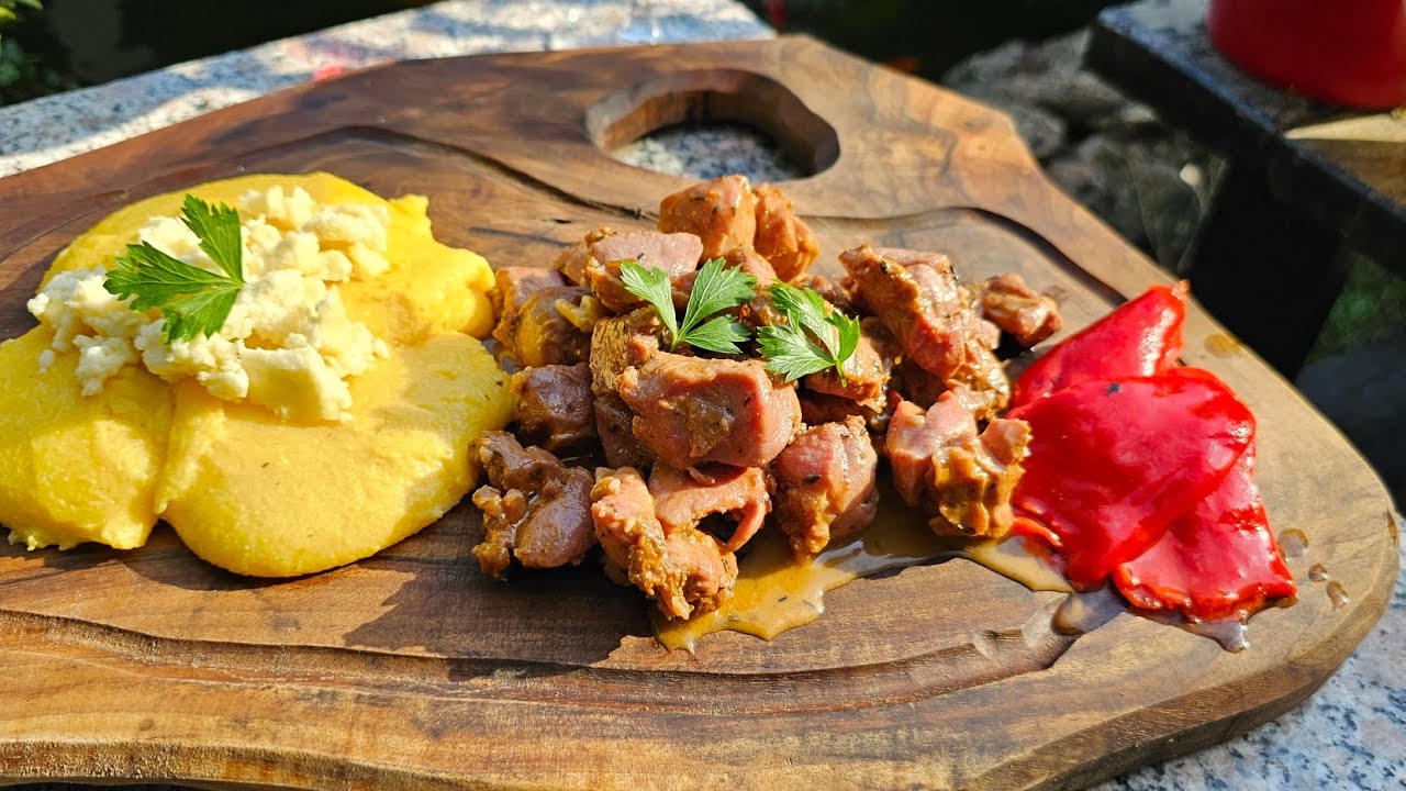 Pastrama de oaie cu vin roze, mămăligă și ardei copți.