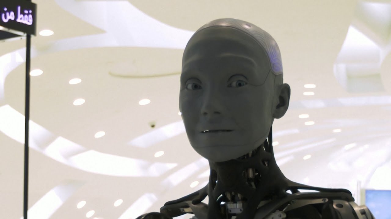 'It&rsquo;s kind of magic' - Humanoid robot greets visitors at Dubai Museum