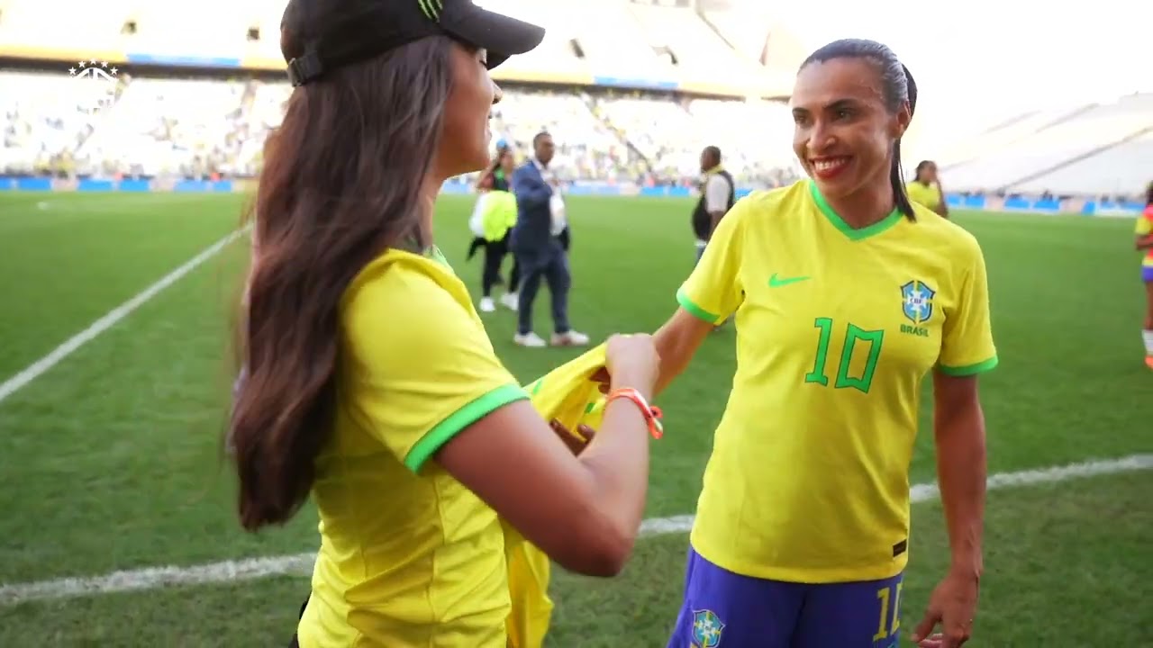 Rayssa Leal acompanha o jogo da Seleção Feminina e encontra Marta após a partida