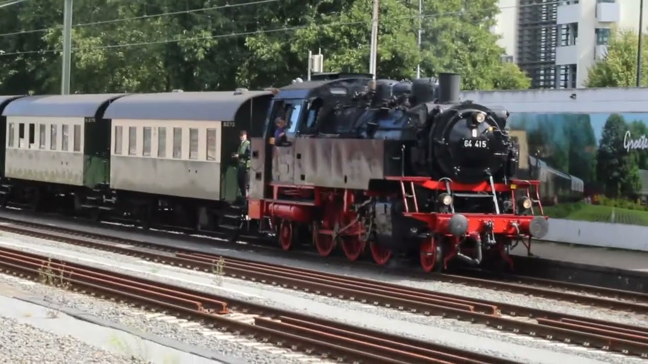 Lokomotief 64 415 komt aan met 7 Oostenrijkers en 1 blokkendoosrijtuig, loopt om, en vertrekt weer.