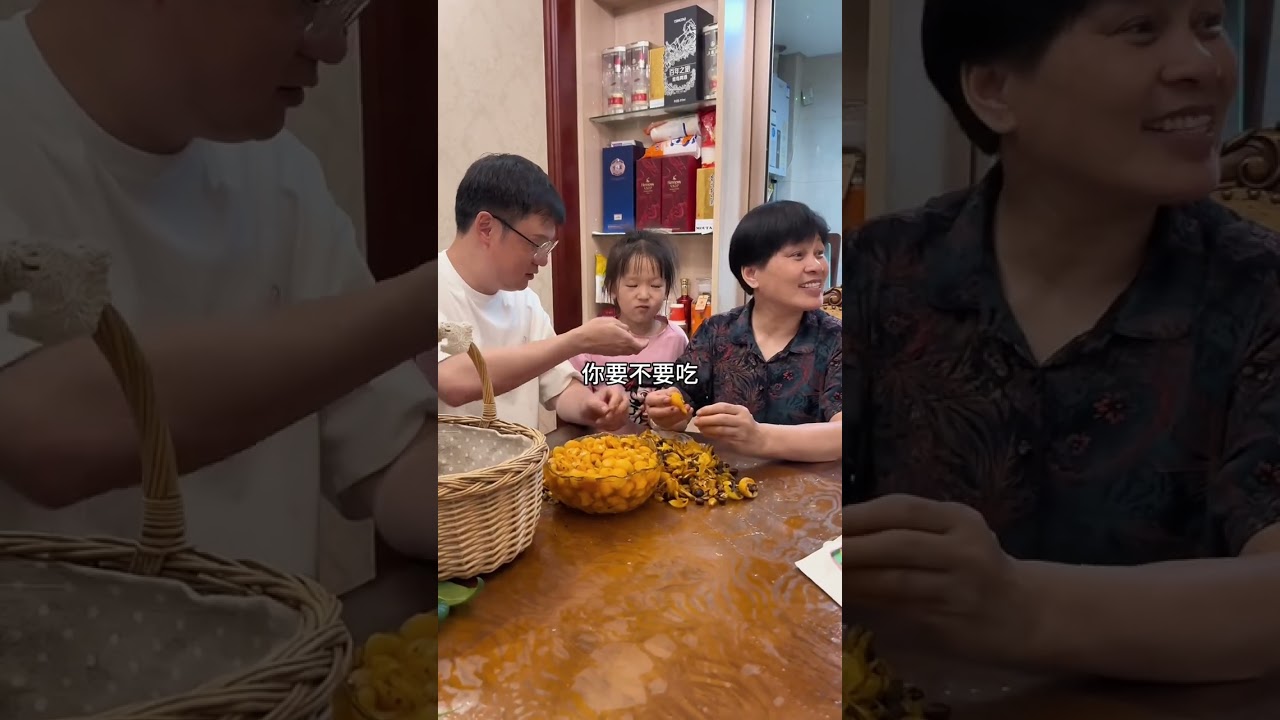 妈妈是个性格特别开朗的女性，这些年任劳任怨一个人帮我照顾着两个孩子，今天妈妈一早跑去大姨家摘枇杷，回到家整个人就像小孩子一样浑身泥泞，她说我每天上班说那么多话，摘点枇杷给我熬枇杷膏，一大筐的枇杷最后