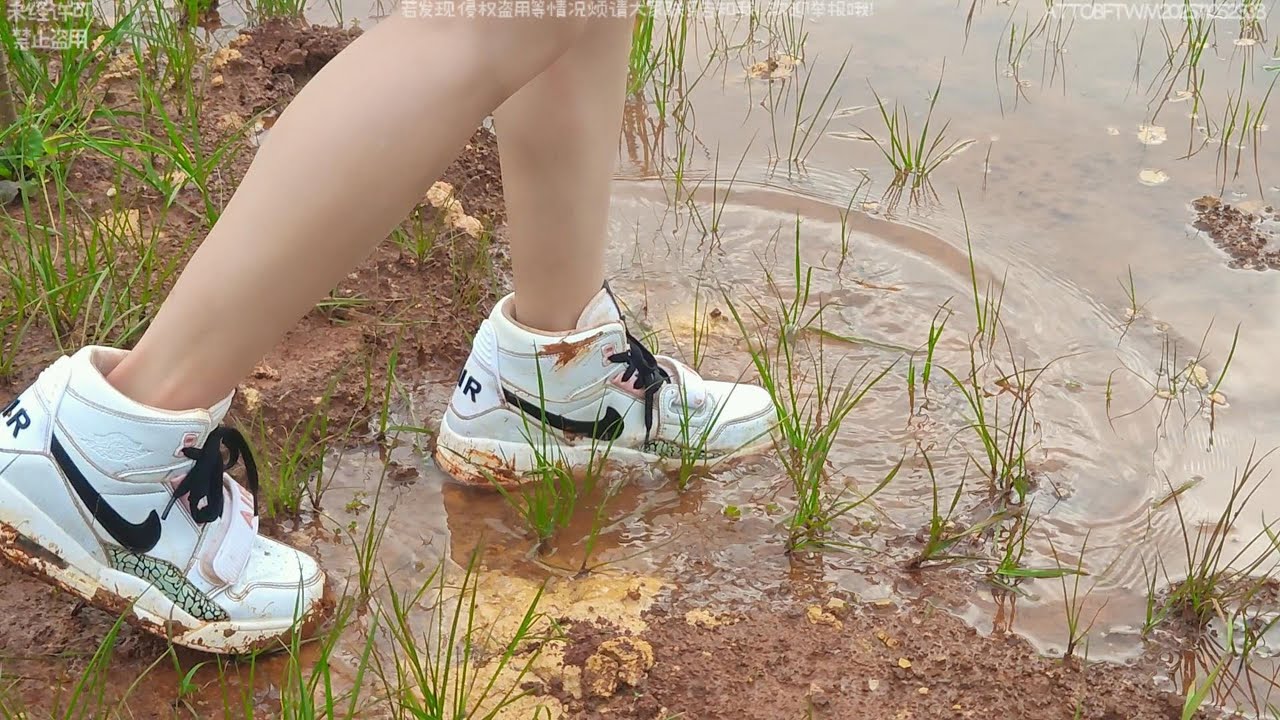 White huge NIKE sneakers wet and muddy(barefoot)(60f)(NE)(Full video 32m30s)