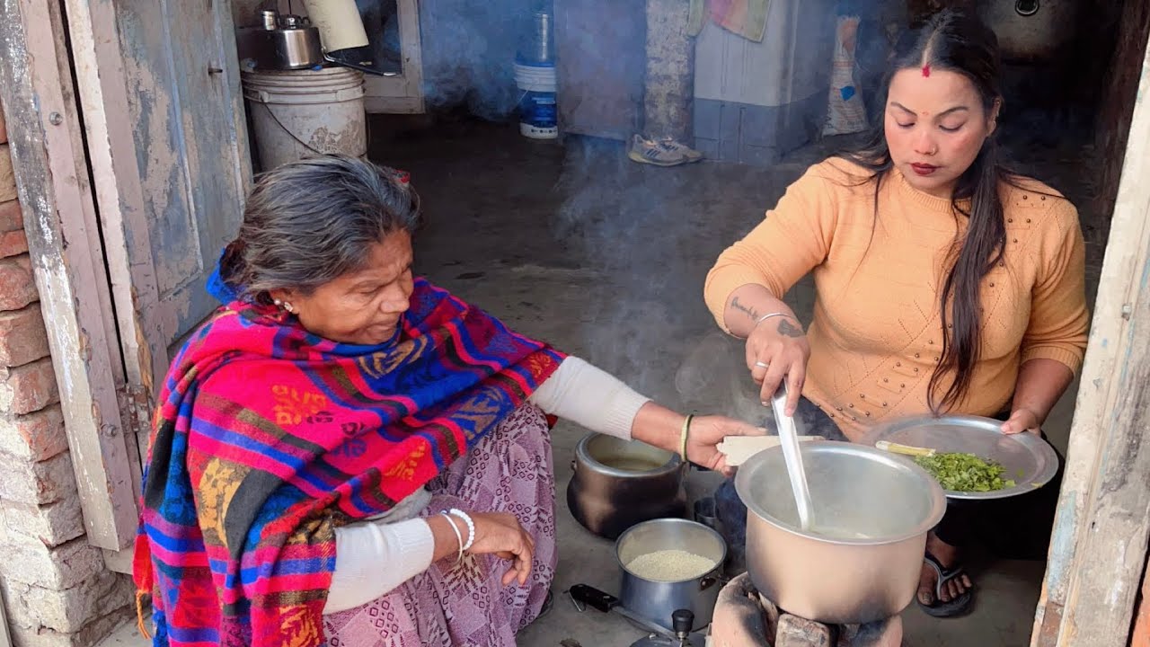 Pinky banane lag Gai ab chulhe per khana
