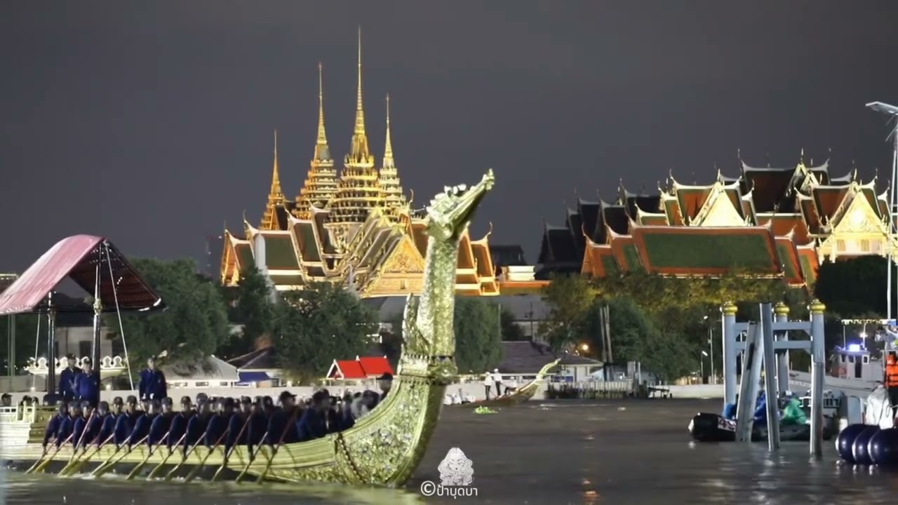 Pепетиция парада лодок на реке Chao Phraya Royal Barge Suphannahong