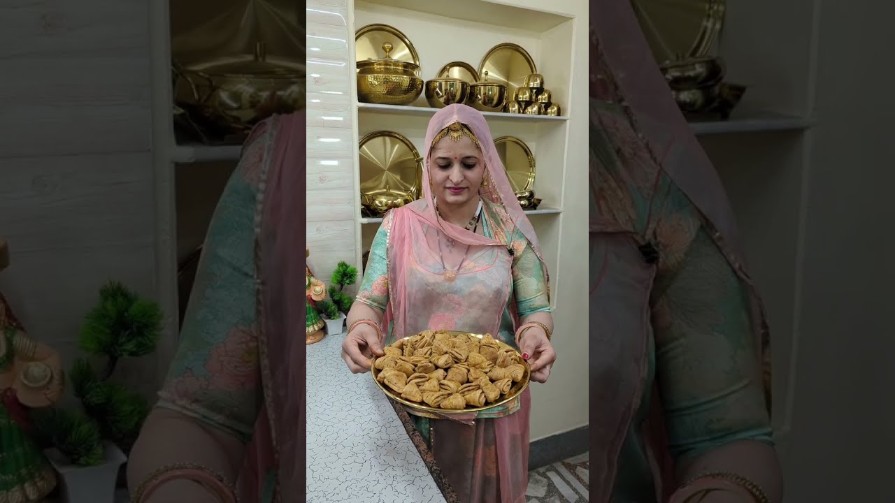 OMG..😍 ye mini samosa mathri to gazab bani #geetascooking #holispecial