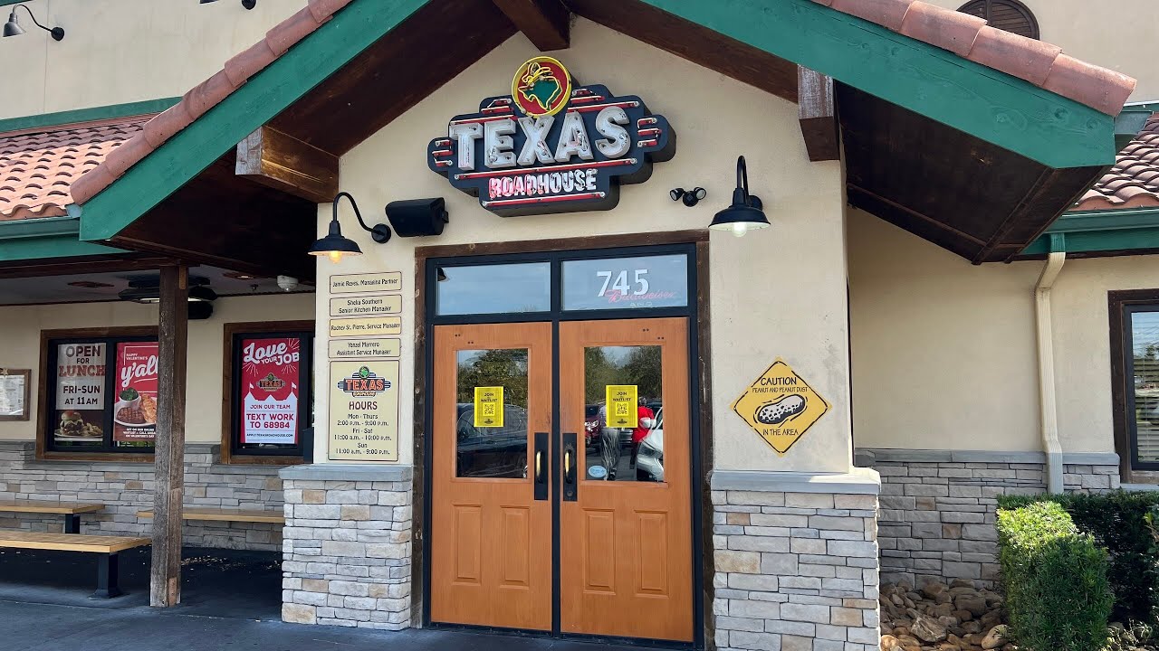 Eating at Texas Roadhouse in Lady Lake, FL Near The Villages | Great Rolls | Food Near The Villages