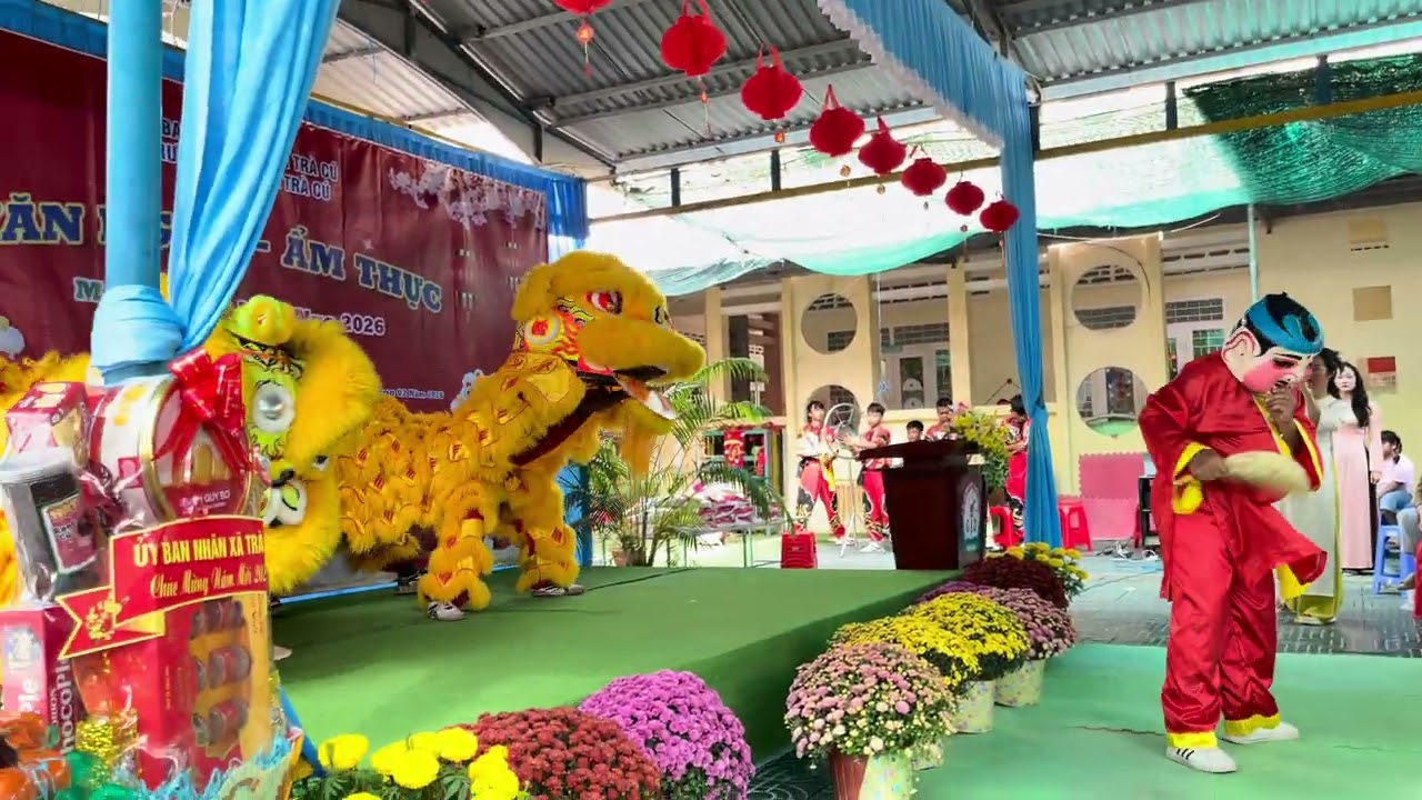 Tết 🧧 hội chợ múa trường học#travel #cuocsongthinhvuong #truonghoc 