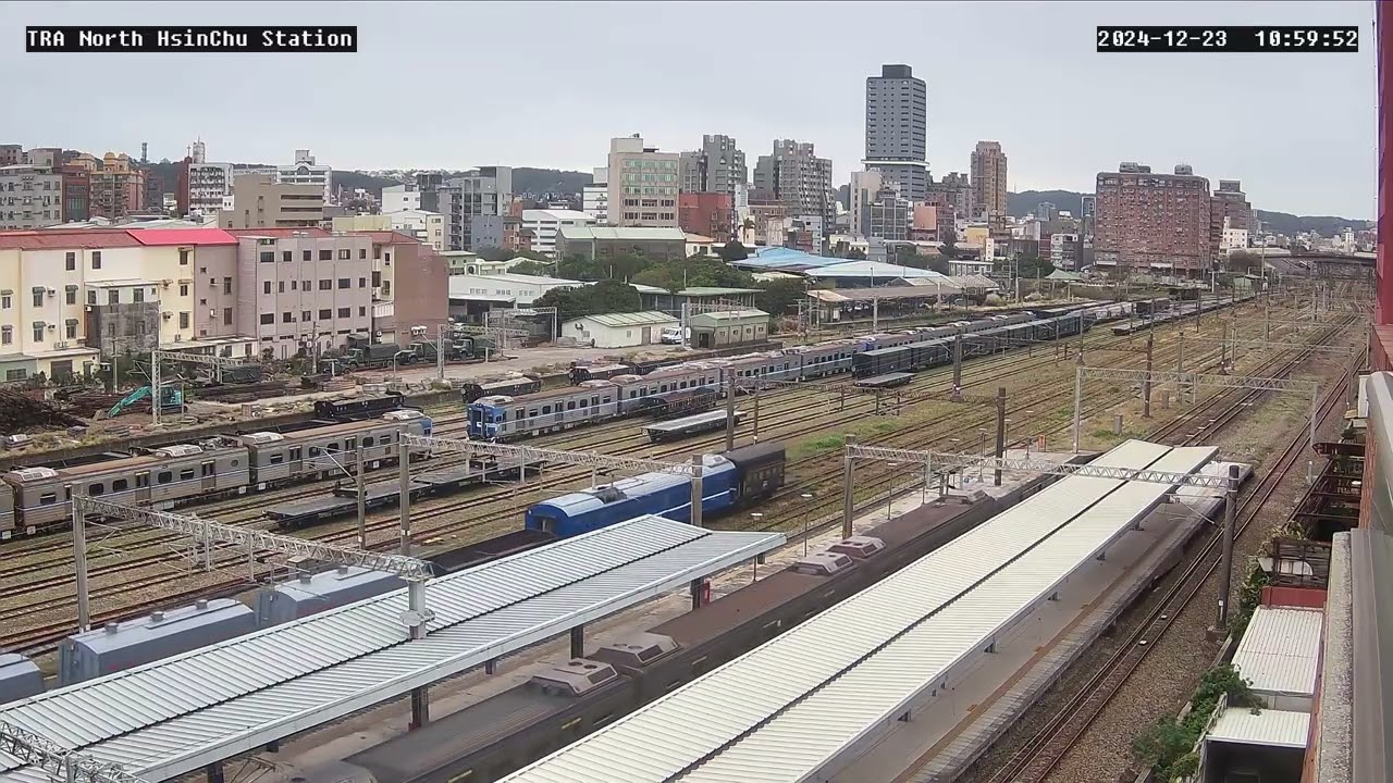 「五貨賽跑，誰輸誰贏？藍電源車！」2024-12-23 台鐵7502次 貨運列車 新竹貨運站 出站 & 1726次 EMU500區間車 北新竹車站 進站