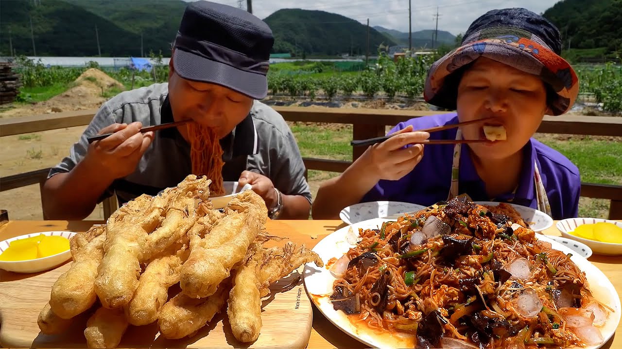 Жареный женьшень и острая лапша бибим с овощами - кулинарное шоу Мукбанг.