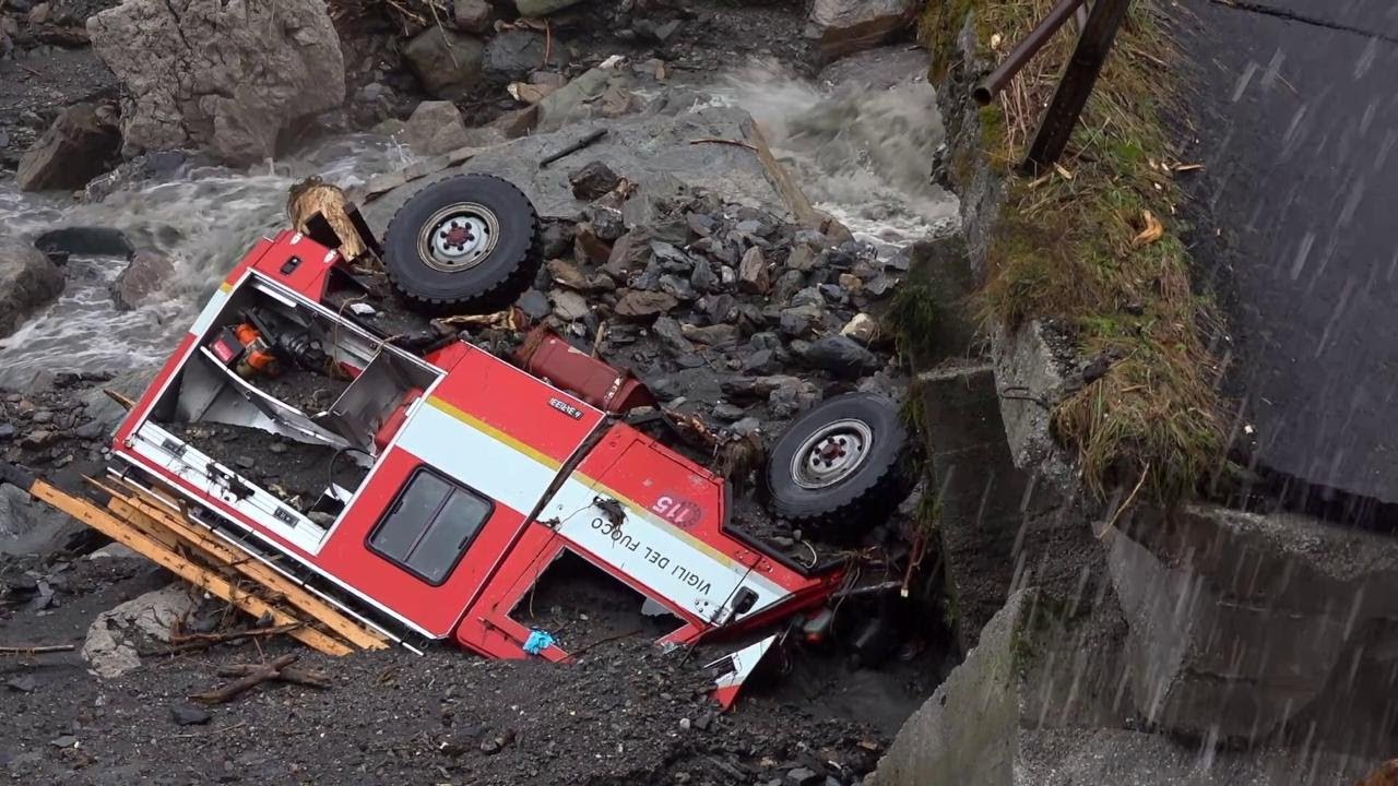 Maltempo Belluno, crolla ponte a Gosaldo: precipita un mezzo dei vigili del fuoco