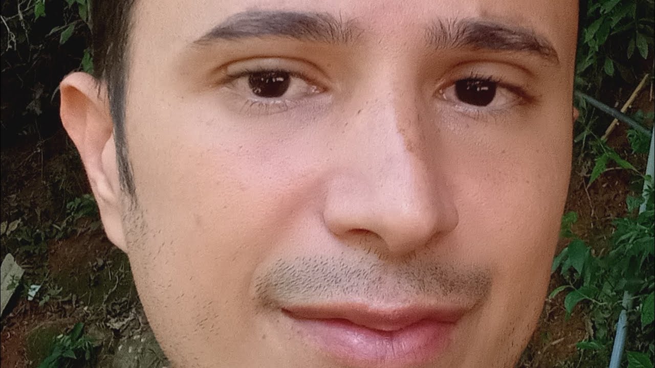 Alguém anda de cabeça baixa pensativo está sentindo muitas saudades
