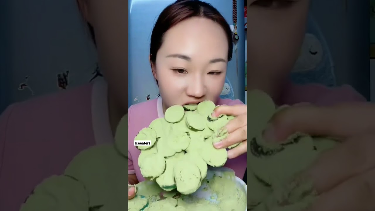 asmr eating matcha tea ice chips with matcha tea powder 🤤🧊❄️ #freezerice #asmrice #humidifierfrost