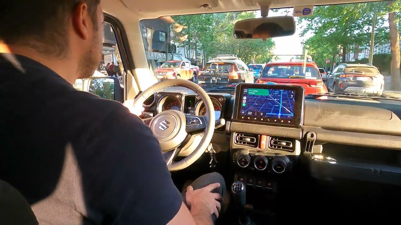 (POV) Jimny 5 puertas por el tráfico de Santiago de Chile, en horario peak