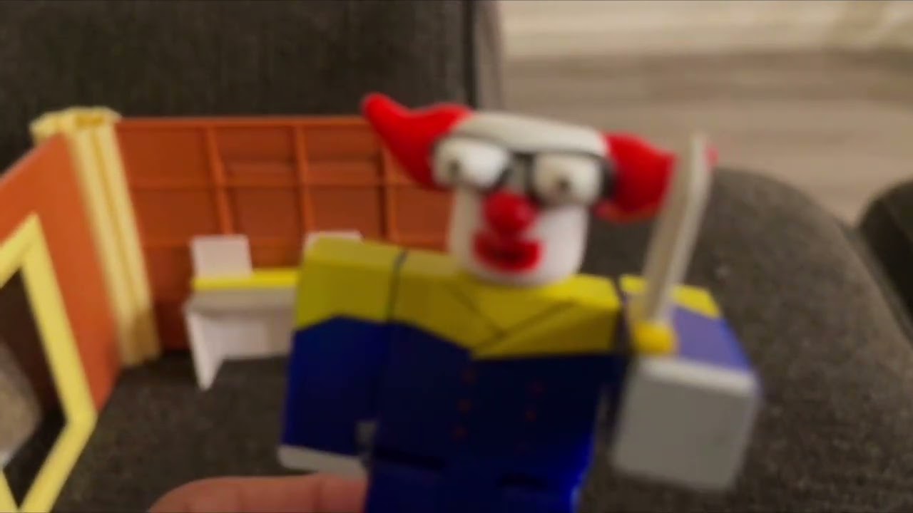 Noob plays Survive The Killers (Roblox Toys)