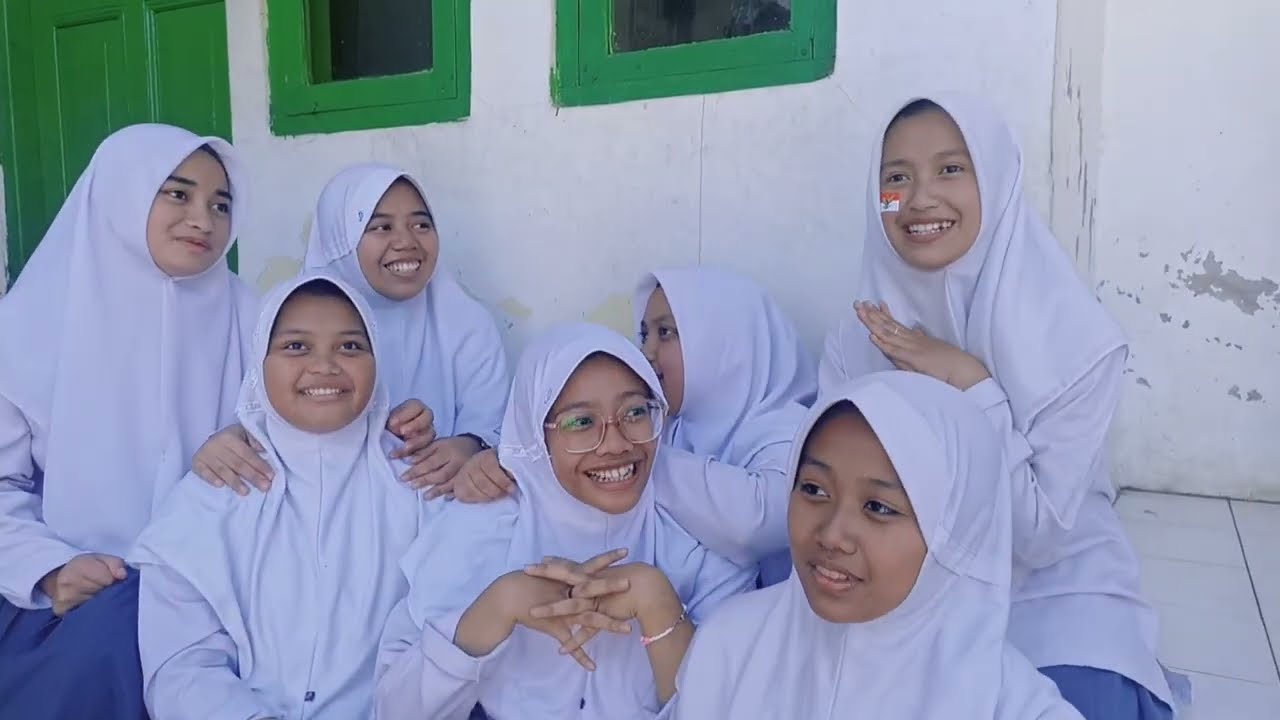 MEMPERINGATI HUT RI YANG KE 78 ( UPACARA DAN PERLOMBAAN )